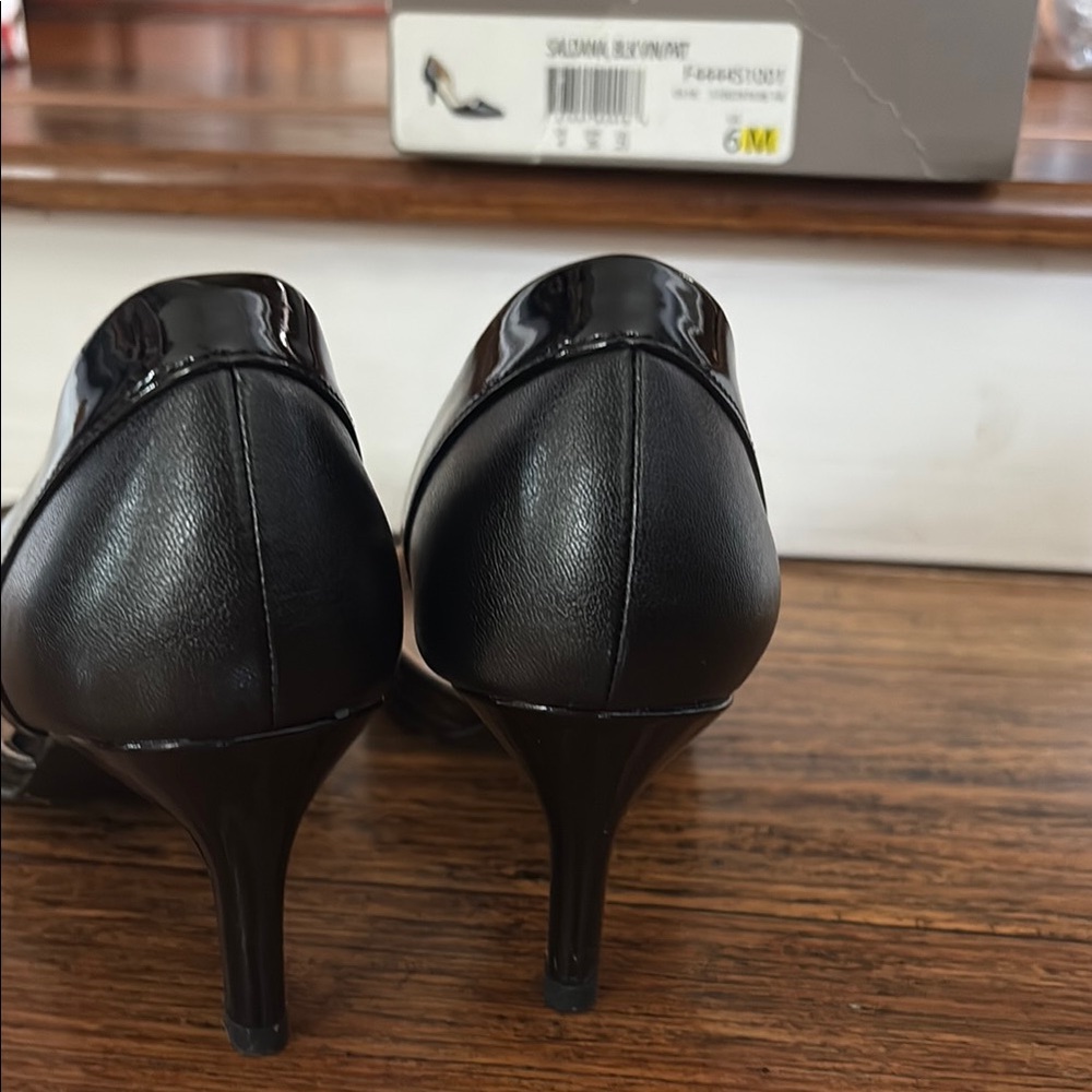 Life Stride Black Heels Classic Pointed-Toe Pumps, size 6 - Picture 5 of 8